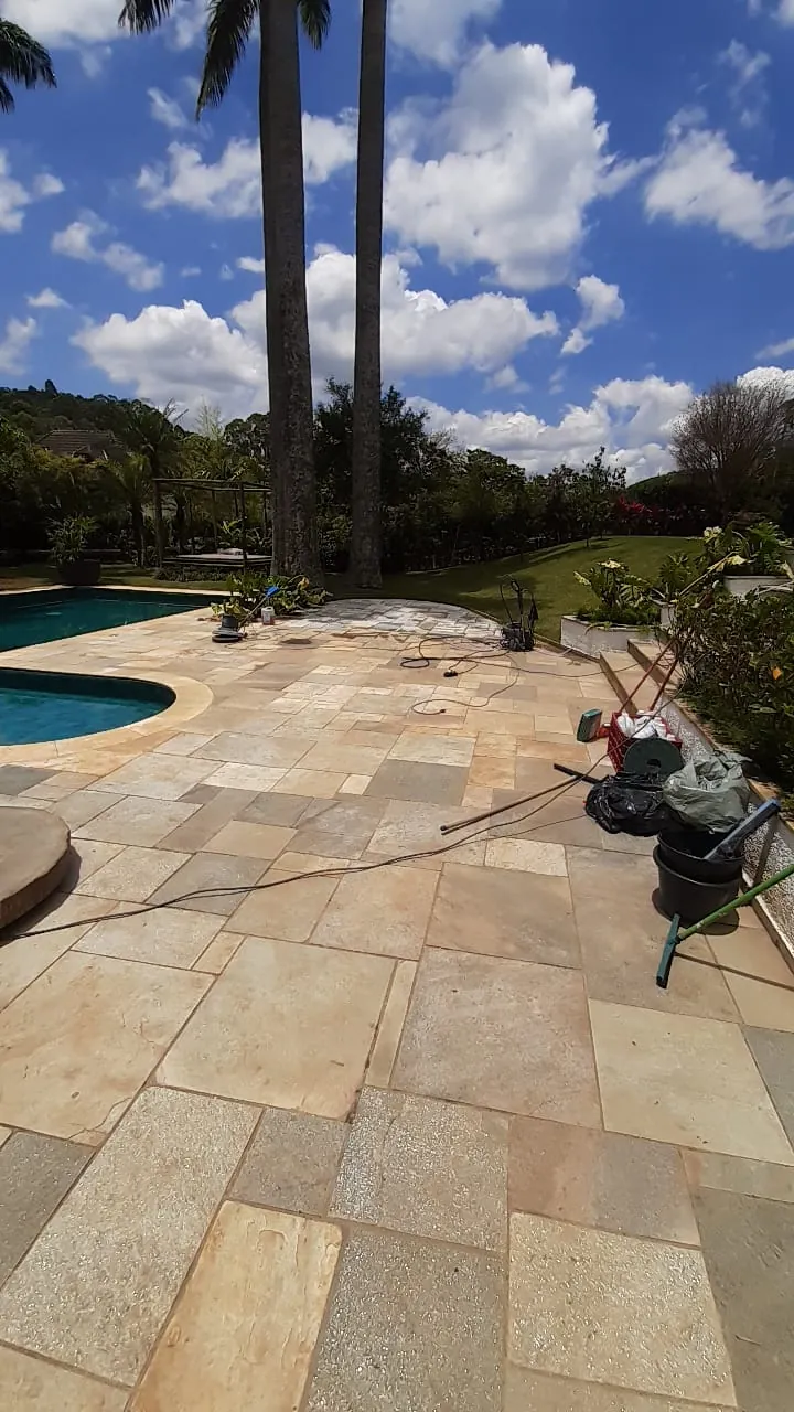 Área externa antes da limpeza pós-obra