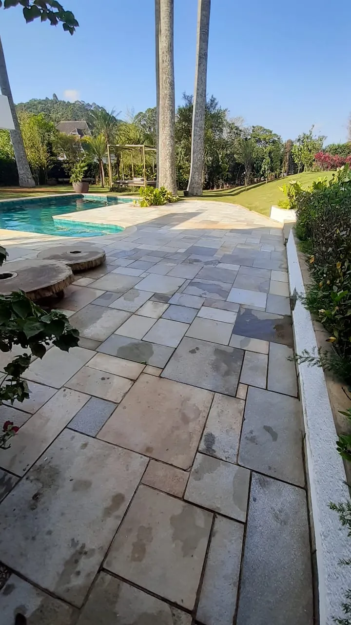 Área externa depois da limpeza pós-obra